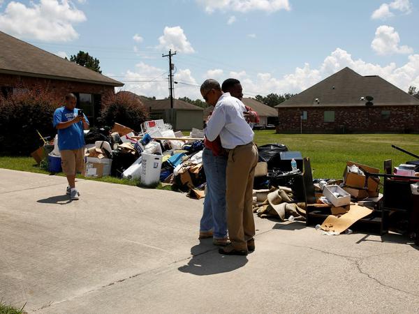 US-Präsident Barack Obama begrüßt und tröstet einen von der Flut betroffenen Bewohner von Zachary, Louisiana. 
