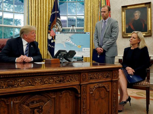 Donald Trump mit Fema-Chef Brock Long und der Ministerin für Innere Sicherheit Kirstjen Nielsen im Oval Office.