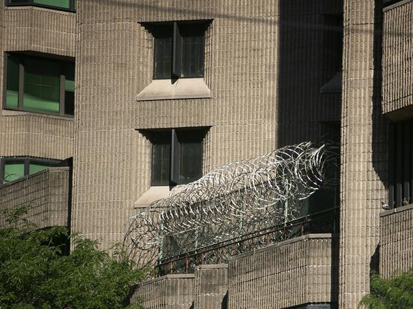 Das Metropolitan Correctional Center in Lower Manhattan, wo der Milliardär Epstein auf seinen Prozessbeginn wartete. 
