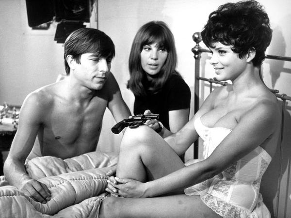 Der Schlüsselfilm von 1968. Uschi Glas mit ihrem Kollegen Werner Enke und der Regisseurin May Spils bei den Dreharbeiten zu dem Film „Zur Sache Schätzchen“.