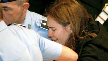 Nach der Verkündung des Urteils bricht Amanda Knox in Tränen aus.