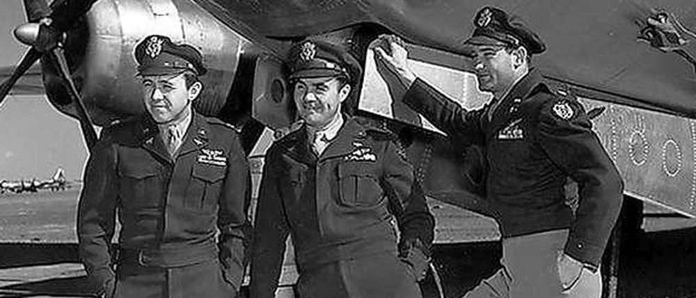 Die Crew des B-29-Bombers "Enola Gay" mit Navigator Major Theodore Van Kirk (v.l.), Pilot Col. Paul Tibbets und Major Thomas Ferebee nach dem Abwurf der Atombombe über Hiroshima.