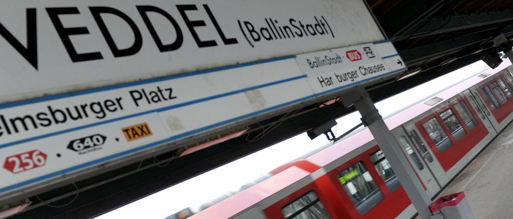 Drei junge Männer prügelten in der Silvesternacht an der S-Bahnstation Hamburg-Veddel einen 42-Jährigen bewusstlos.