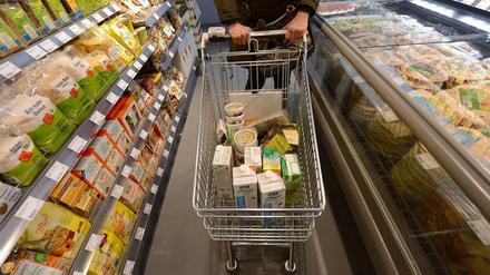 Ein Einkaufswagen mit verschiedenen Produkten für Veganer im neuen "Veganz"-Supermarkt in Frankfurt am Main (Hessen).