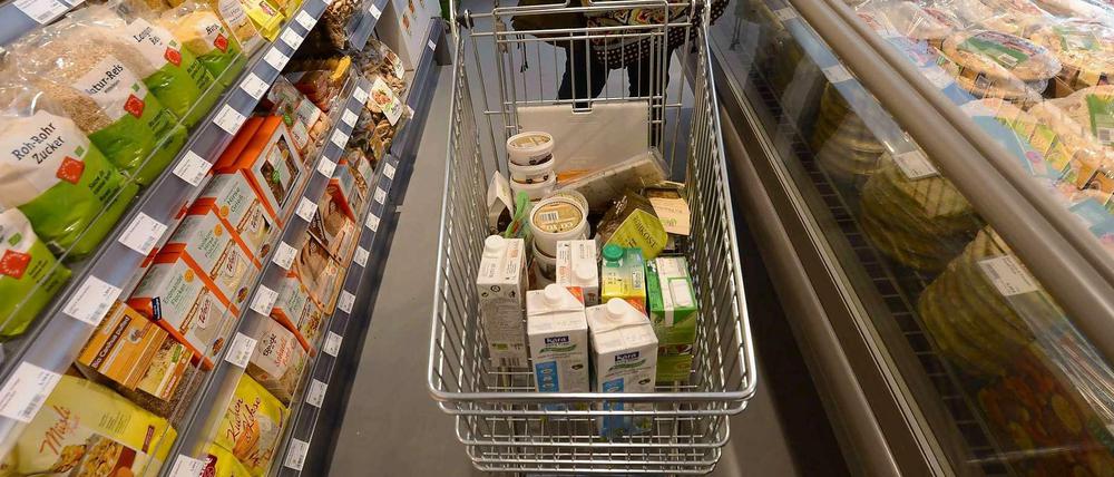 Ein Einkaufswagen mit verschiedenen Produkten für Veganer im neuen "Veganz"-Supermarkt in Frankfurt am Main (Hessen).