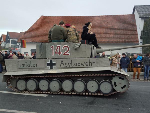 Der Panzer mit der Aufschrift "Ilmtaler Asylabwehr" beschäftigt nun die Staatsanwaltschaft wegen des Verdachts der Volksverhetzung. 