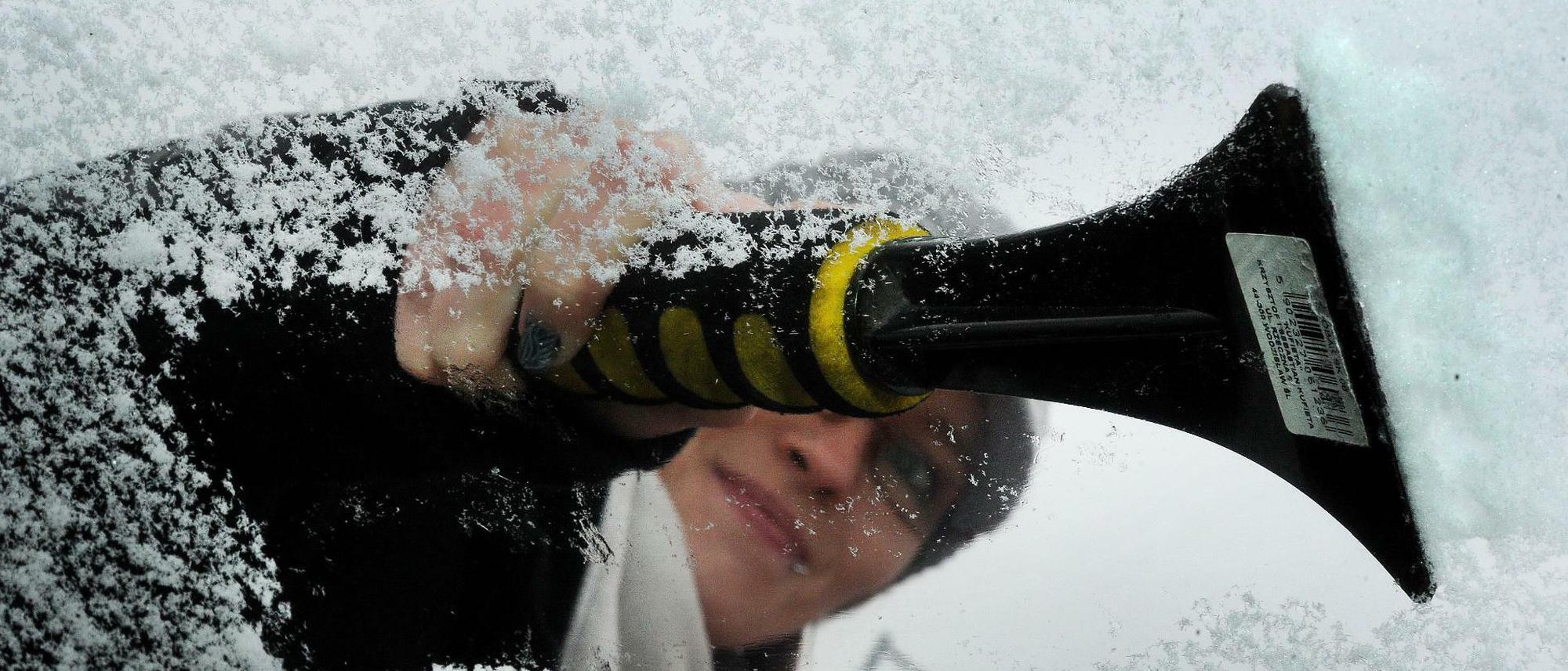 Tipps für eisfreie Scheiben: Wie eine Wärmflasche Autofahrern im Winter  helfen kann