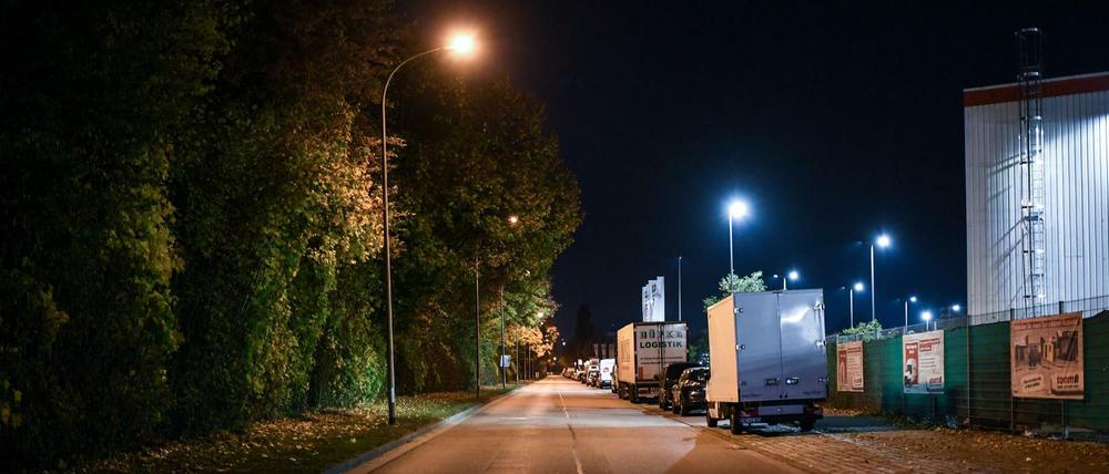 Eine Straße wird im Industriegebiet in Freiburg hinter einem Diskothekenareal nachts von Straßenlaternen erleuchtet.