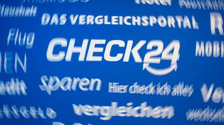 Das Logo von Check24 sowie zahlreiche Slogans des Unternehmens.