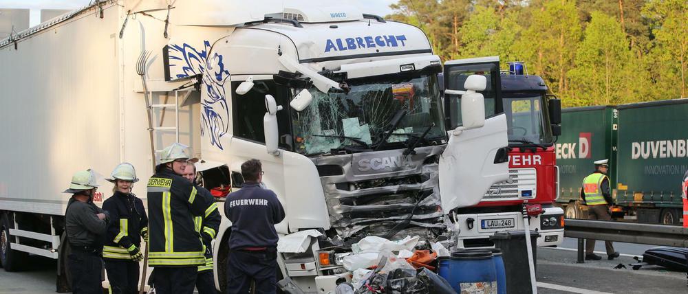 Das zerstörte Fahrerhaus eines Lkw am Dienstag nach einem Unfall auf der Autobahn A 6 bei Nürnberg. Bei dem Unglück sind mindestens vier Menschen ums Leben gekommen. 