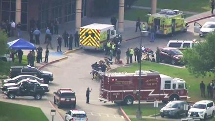 Dieses Videostandbild zeigt Rettungskräfte und Polizisten nach Schüssen vor der Santa Fe High School in Texas.