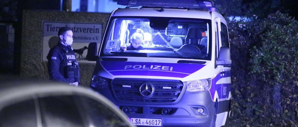 Einsatzkräfte der Polizei sperren den Tatort in Aschersleben ab, wo die Leiche einer vermissten 14-jährigen gefunden wurde.