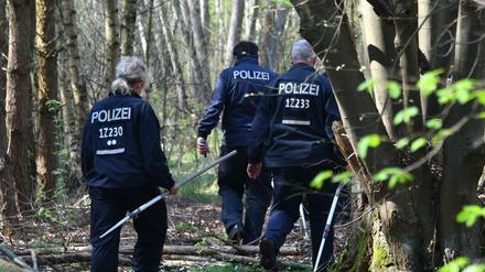 Polizeibeamte suchen nach Spuren eines vermissten Mädchens