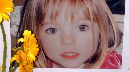 Das Foto vom 12.05.2007 zeigt ein mit Blumen geschmücktes Foto der vermissten Madeleine McCann.