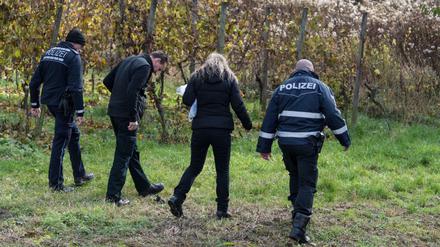 Polizisten suchen bei Endingen in den Weinbergen nach Beweisen im Mordfall einer 27-jährigen Joggerin. 
