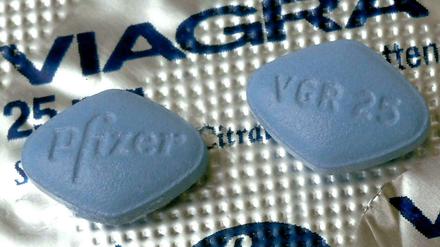 Zwei Tabletten des Potenzmittels "Viagra" des Pharmakonzern Pfizer.