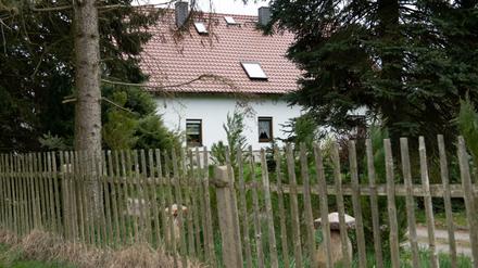  In dem Haus im Ortsteil Mittelbach wurden am späten Montagabend vier tote Menschen gefunden.