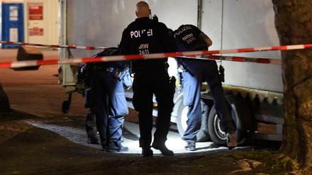 Polizisten auf Spurensuche am Tatort auf dem Hamborner Altmarkt 