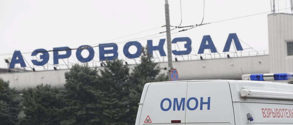 Ein Fahrzeug des russischen Innenministeriums steht nach dem Absturz vor dem Flughafen in Rostow am Don.