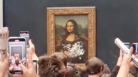 Die „Mona Lisa“ im Pariser Louvre wurde am Montag mit einer Torte beschmiert.