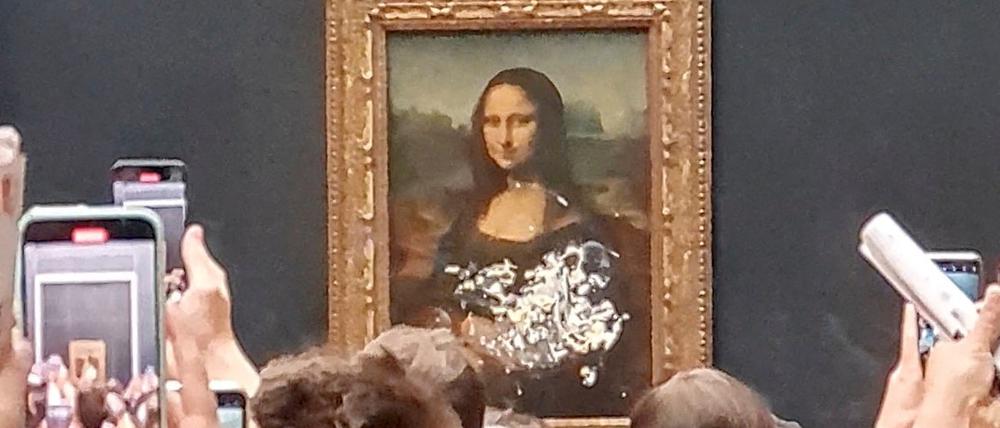 Die „Mona Lisa“ im Pariser Louvre wurde am Montag mit einer Torte beschmiert.