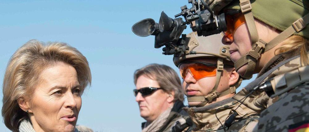 Verteidigungsministerin Ursula von der Leyen (CDU) bei einem Truppenbesuch 2013 in Afghanistan. 