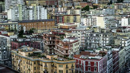In der Millionenstadt Neapel haben fast 100 Mitarbeiter eines Krankenhaus die Arbeit geschwänzt. 