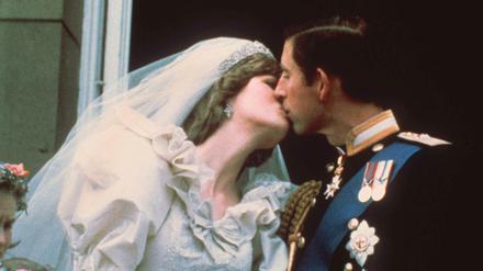 Hochzeitskuss des damaligen Traumpaares, Prinz Charles und Lady Diana Spencer 