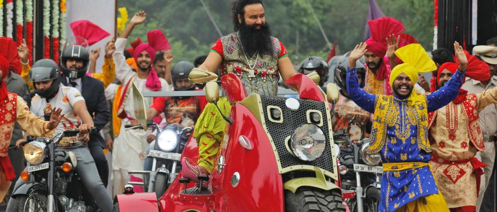 Der indische Spirituelle Guru Gurmeet Ram Rahim fährt 2016 in Neu Delhi in einem Trike.
