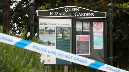 Ein Bereich der Queen Elizabeth Gardens in Salisbury ist mit Polizeiband abgesperrt. 