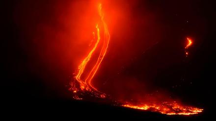 Lava fließt aus dem Vulkan Ätna. Der jüngste Ausbruch des Vulkans Ätna auf Sizilien hält an. 