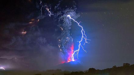 Blitze über dem Vulkan Calbuco in Chile. 