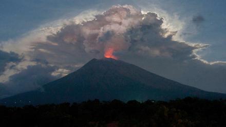 Der Vulkan Agung hat auf Indonesiens Urlaubsinsel Bali den Flugverkehr weitgehend lahmgelegt. 