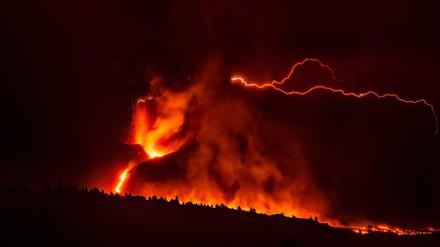 Ein vulkanischer Blitz und Lava sind am Cumbre Vieja zu sehen.