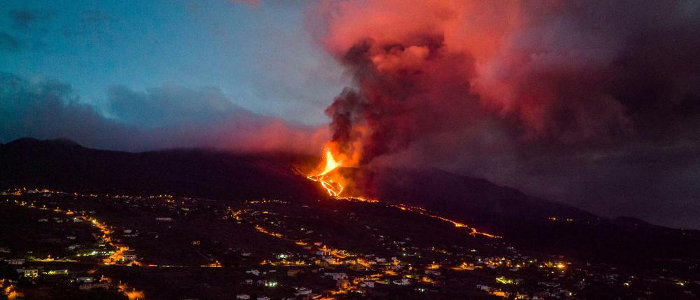Rauch steigt aus einem Vulkan auf der Kanareninsel La Palma. (Archivbild, 30.11.2021)