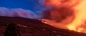 Asche- und Lavawolken kommen aus dem Vulkan Cumbre Vieja. 