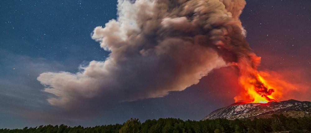 Rauch steigt aus einem Krater des Ätna, dem größtem aktiven Vulkan in Europa, auf.