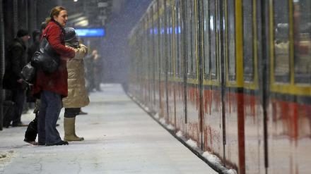 Bei der S-Bahn führten die Schneefälle erneut zu Verspätungen im Zugverkehr. Auch wurden Züge verkürzt und Taktzeiten ausgedünnt.