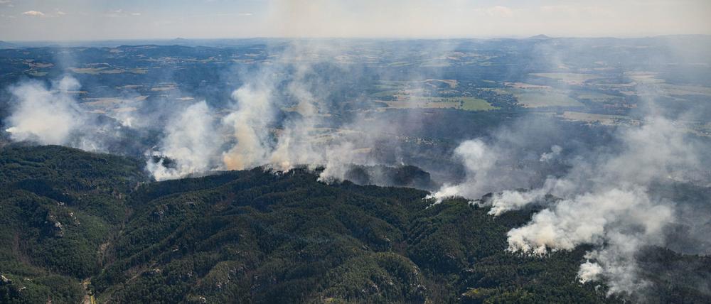 Blick aus einem Hubschrauber der Bundespolizei auf die Waldbrände Nationalpark Sächsische Schweiz