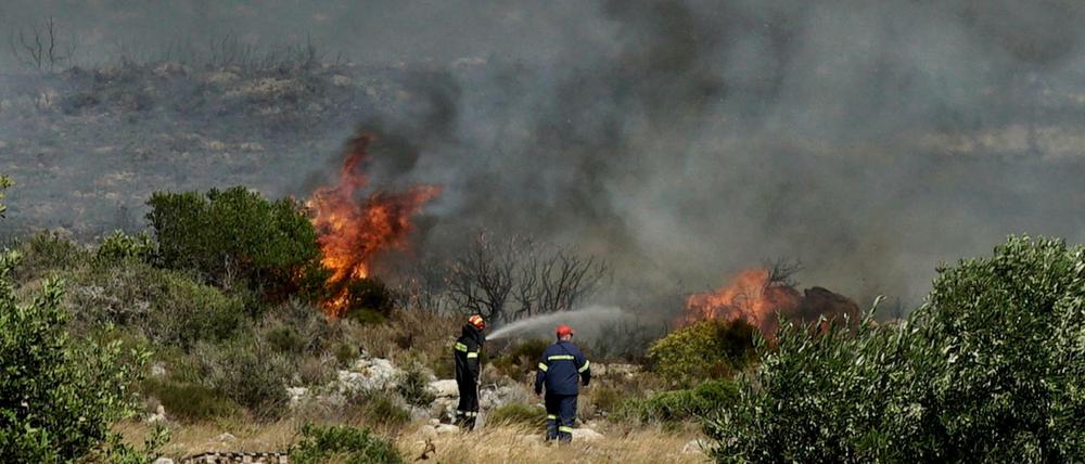 Dichter Rauch ist auf der Insel Elafonisos, wo ein Waldbrand lodert. zu sehen, wo ein Waldbrand lodert. 