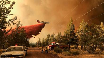 Dieses vom Oregon Department of Forestry zur Verfügung gestellte Foto zeigt ein Löschflugzeug, das ein Schutzmittel über dem Grandview Fire in der Nähe von Sisters, Oregon, abwirft.