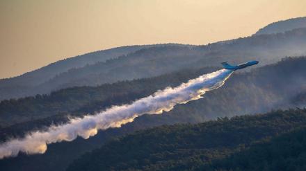 Ein Löschflugzeug im Einsatz in der Türkei.