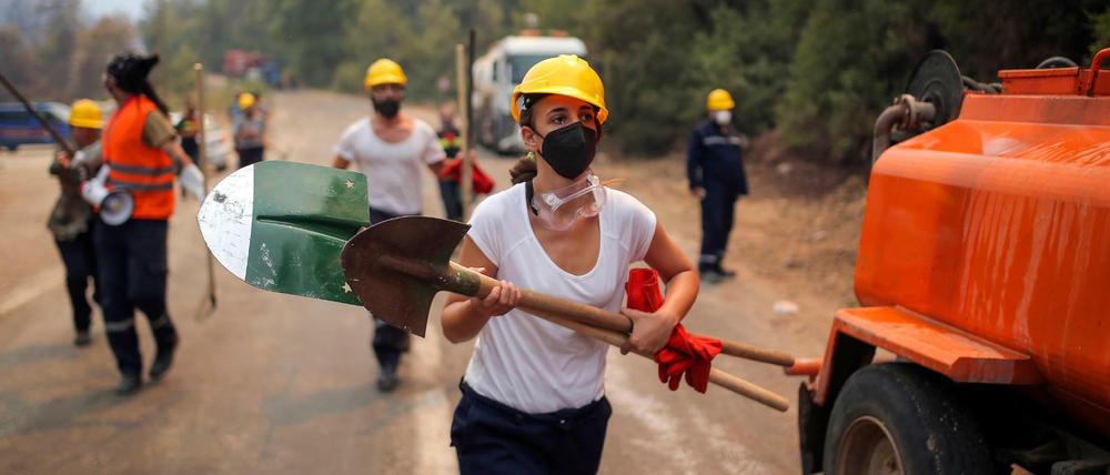Eine Freiwillige unterstützt die Teams bei den Löscharbeiten von Waldbränden im Dorf Turgut. 
