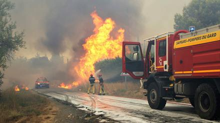 Feuerwehrleute löschen Ende Juli einen Waldbrand in Frankreich