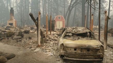 Allein das „Camp“-Feuer in Nordkalifornien zerstörte mehr als 13.000 Häuser, mindestens 87 Menschen starben.