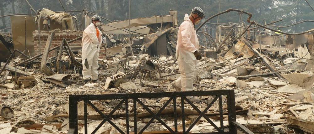 Rettungskräfte durchsuchen die Trümmer eines abgebrannten Pflegeheims in Paradise. 