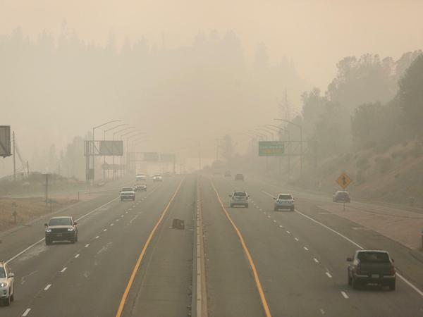 Autos fahren durch den dichten Rauch, der sich von den Waldbränden an der Westküste der USA ausbreitet. 