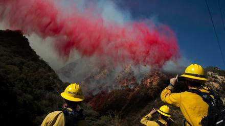 Mehr als 8000 Feuerwehrleute kämpfen gegen die Flammen, unter anderem mit Löschflugzeugen. 