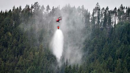 Ein Hubschrauber bekämpft einen Waldbrand bei Grotingen in Schweden.