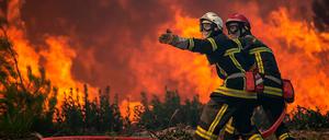 In Frankreich löschen Feuerwehrleute einen Waldbrand bei La Teste-de-Buch.
